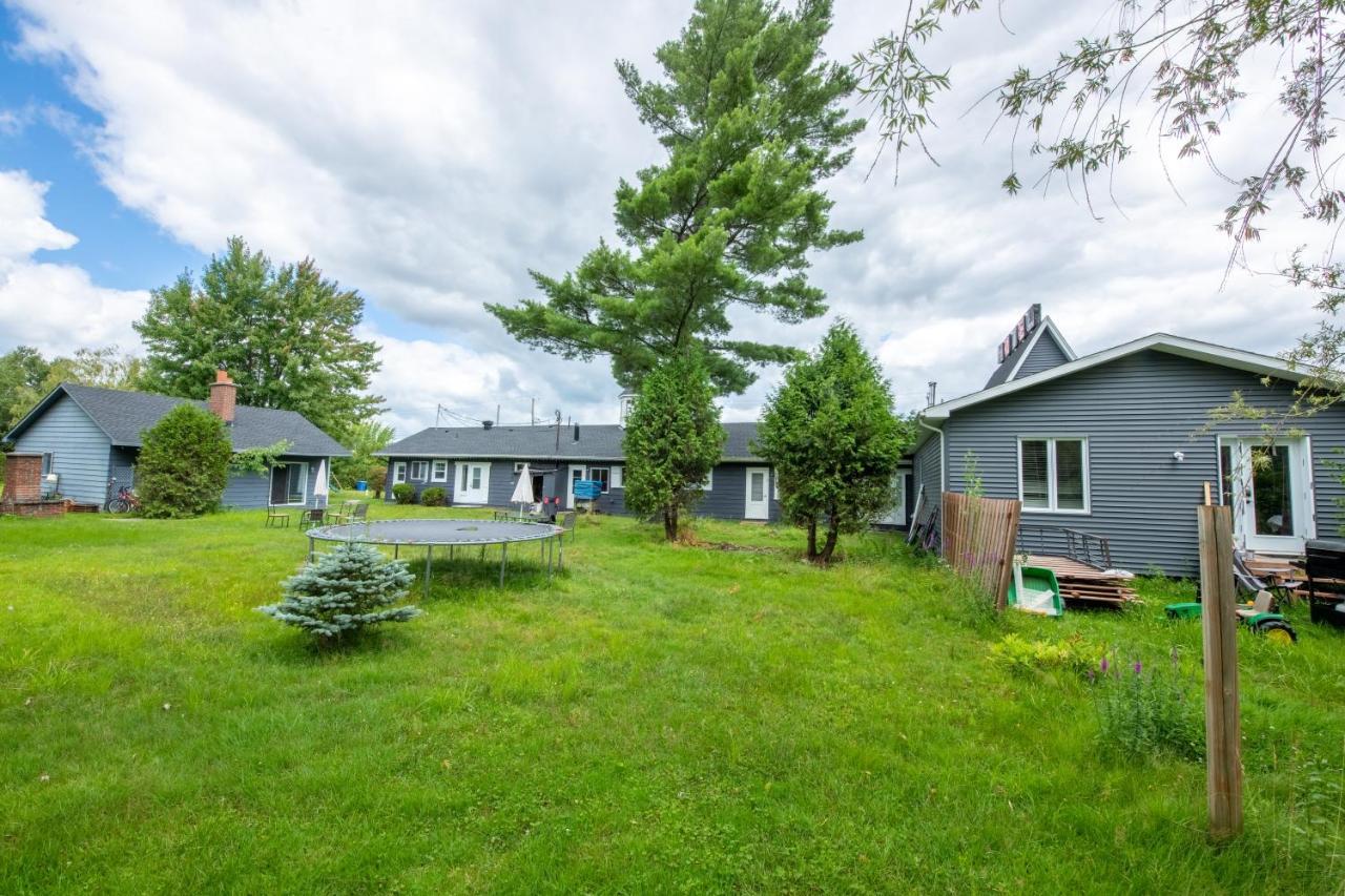 Motel Fleur De Lys Magog Εξωτερικό φωτογραφία